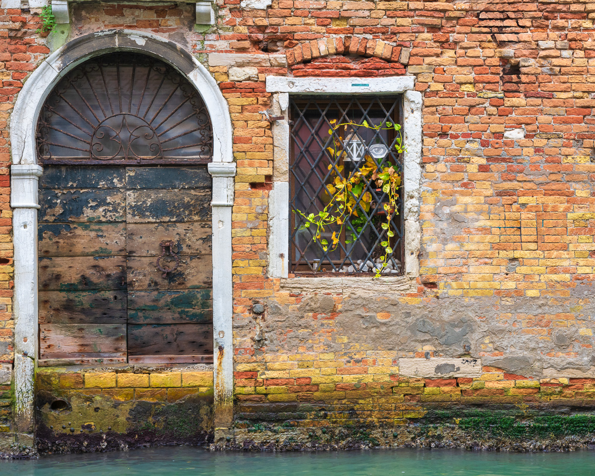 MAB-20241023-ITALY-VENICE-FACADE-CANAL-4455.jpg