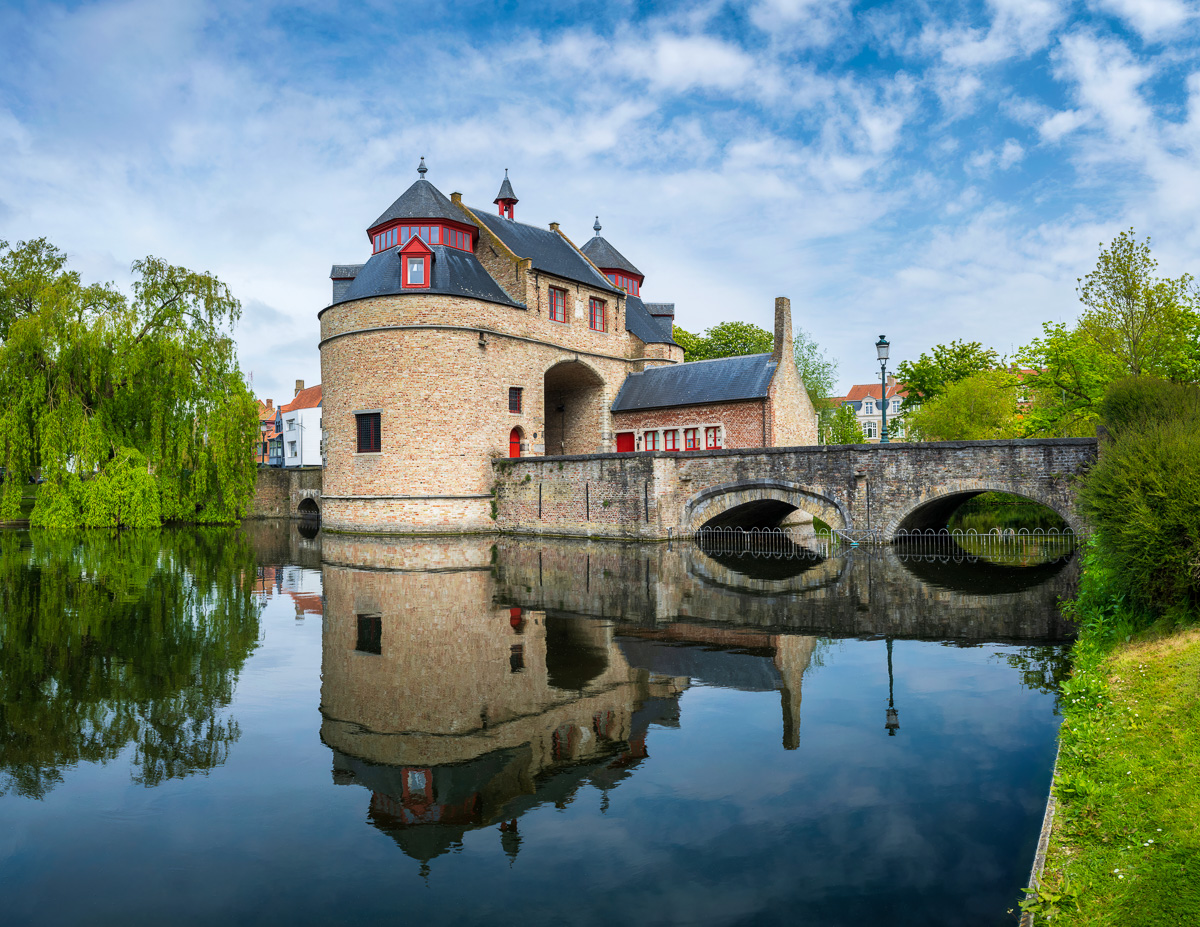 MAB-20220429-BELGIUM-BRUGES-DONKEYS-GATE-REFLECTION-22189-PANO-2.jpg