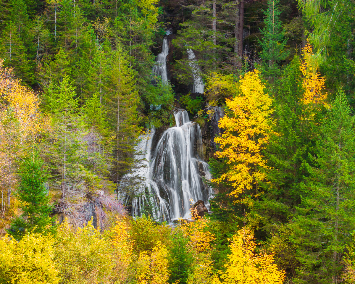 MAB-DJI-20241013-ITALY-DOLOMITES-WATERFALL-AUTUMN-0020.jpg