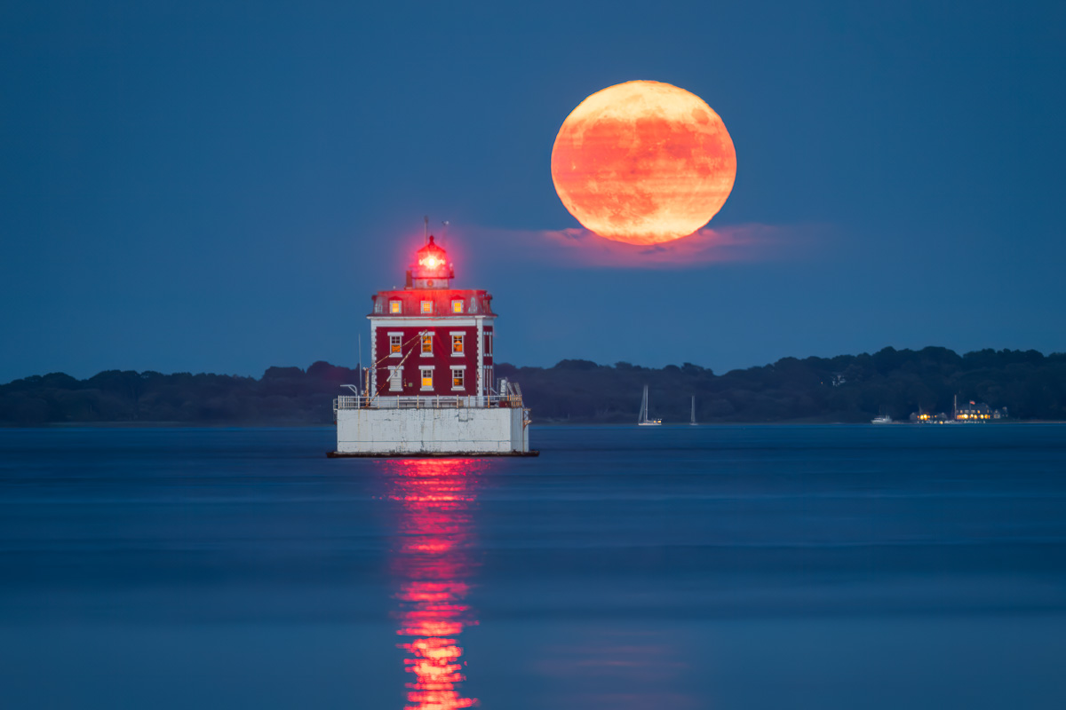 MAB-20230801-CT-NEW-LONDON-LEDGE-LIGHT-FULL-MOON-080092.jpg