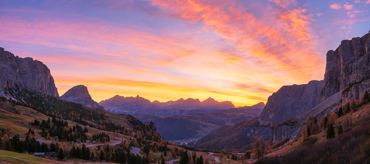 MAB-20241016-ITALY-DOLOMITES-VAL-GARDENA-SUNRISE-PANO.jpg