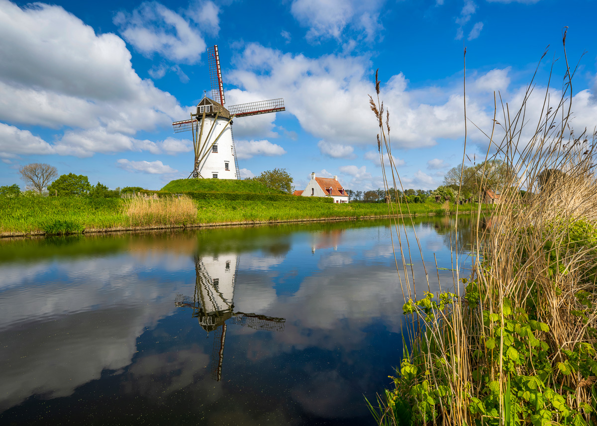 MAB-20220430-BELGIUM-WINDMILL-CANAL-REFLECTION-22415.jpg