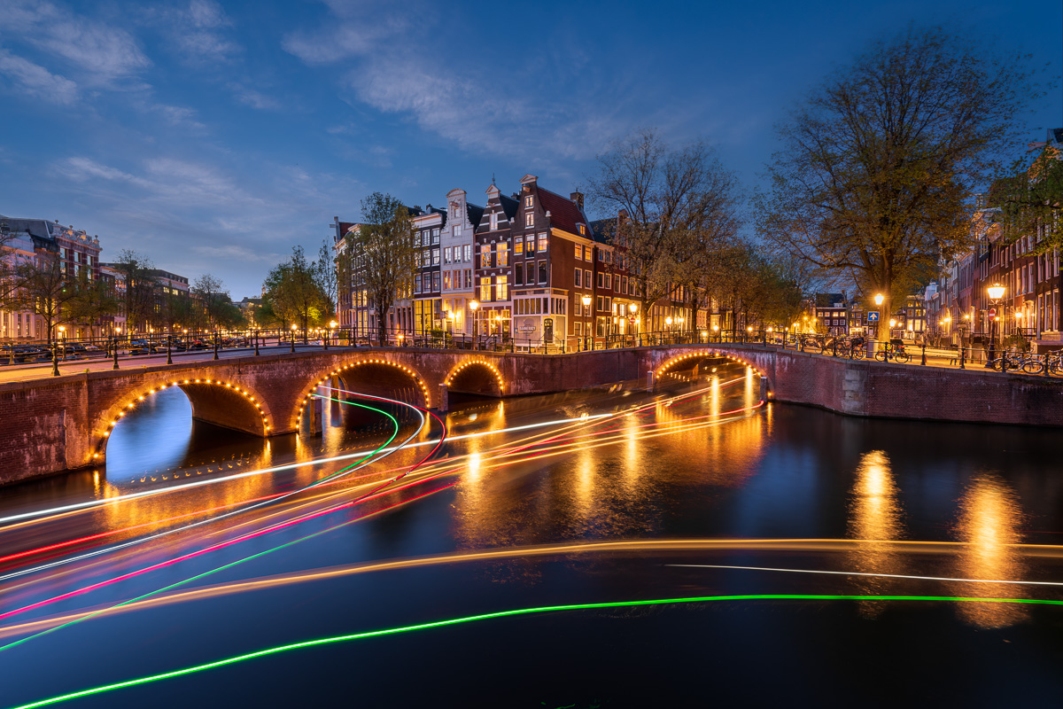 MAB-20220426-HOLLAND-AMSTERDAM-HERENGRACHT-BRIDGE-LIGHTS-21647.jpg