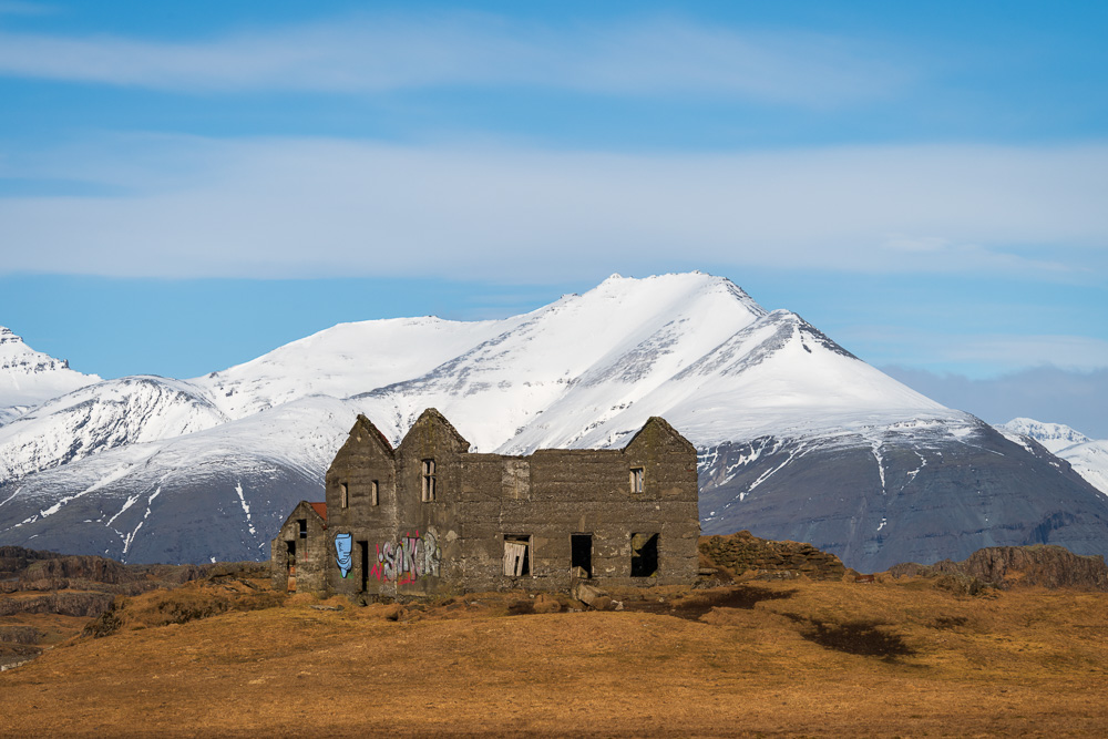 MAB-20240314-ICELAND-FARMHOUSE-RUINS-MOUNTAIN-087287.jpg