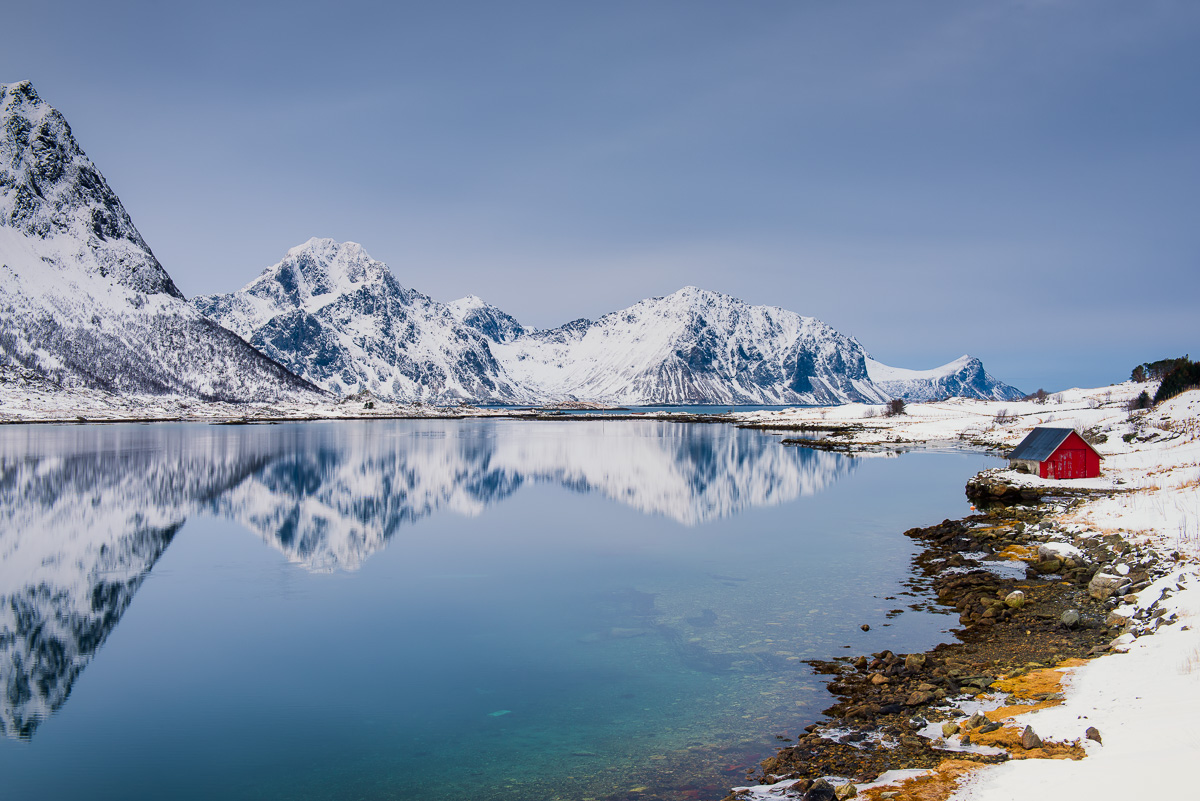 MAB-20160225-NORWAY-LOFOTEN-MOUNTAINS-SHACK-8107315.jpg