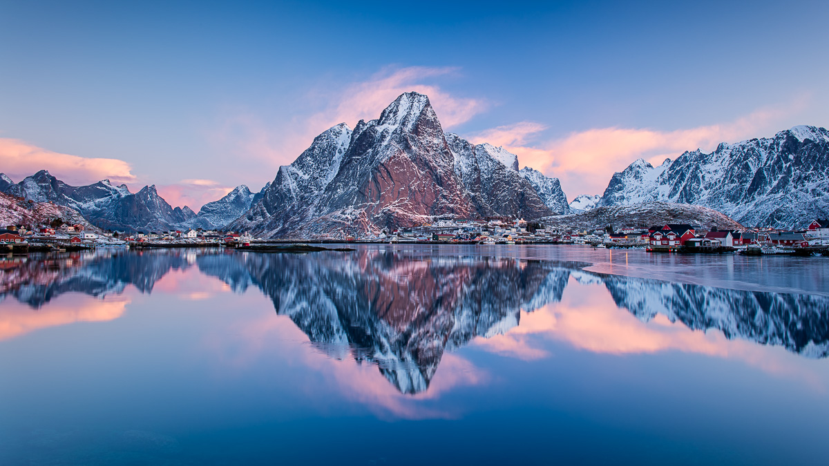 MAB_20140318_NORWAY_LOFOTEN_REINE_SUNRISE_8008391.jpg