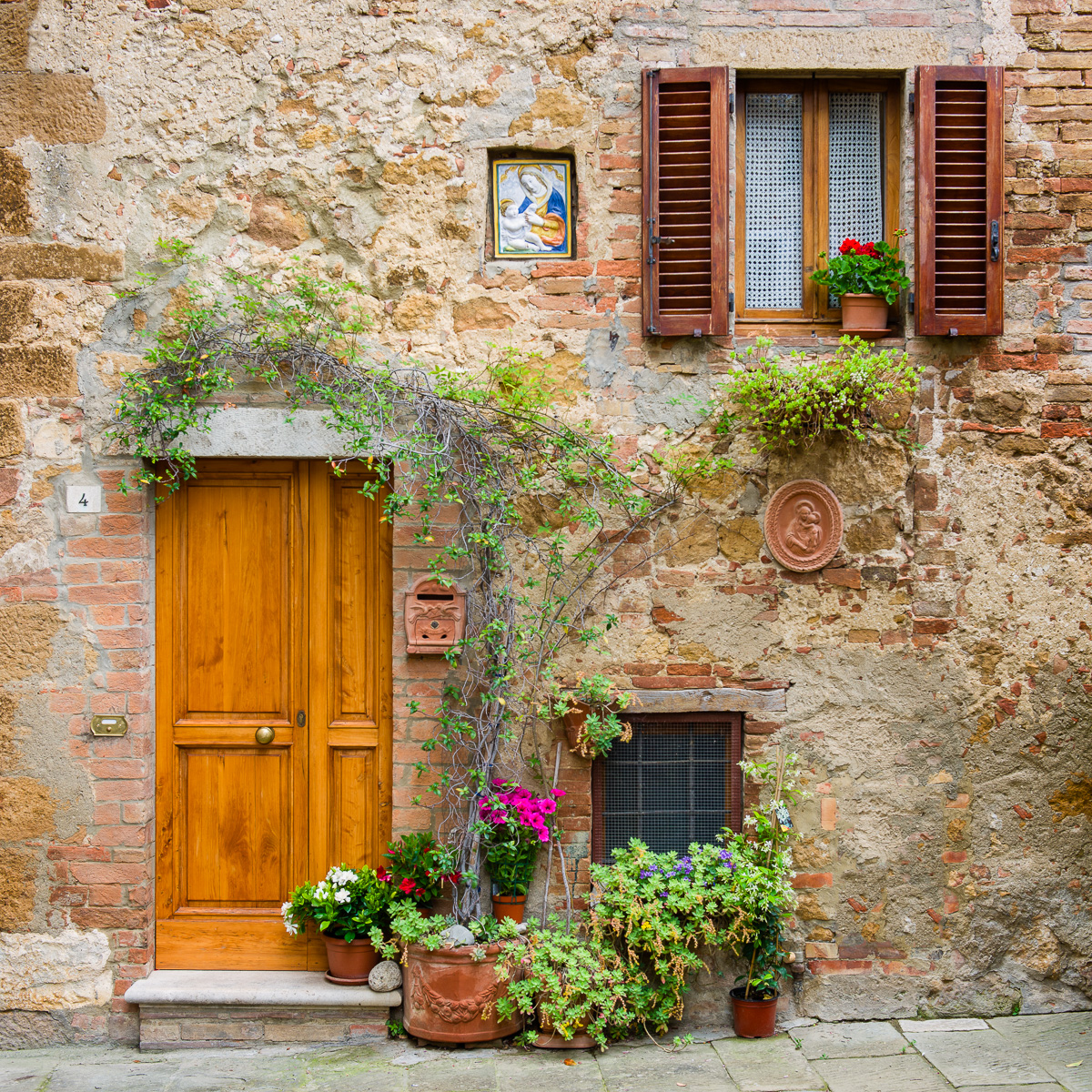 MAB-20160520-ITALY-TUSCANY-PIENZA-WINDOWS-DOORS-8109658.jpg