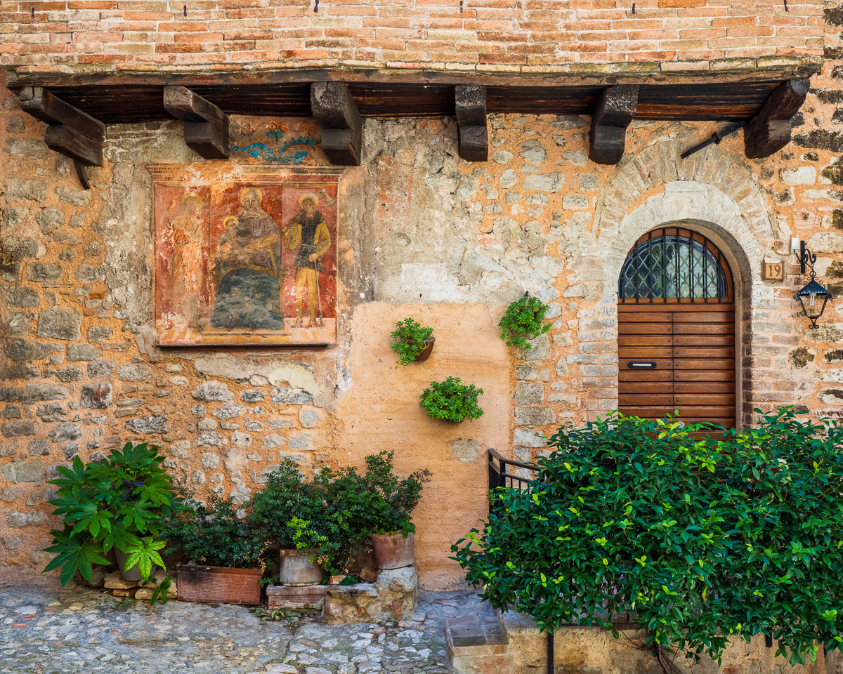 MAB-20220715-ITALY-UMBRIA-ORVIETO-DOORS-00011.jpg