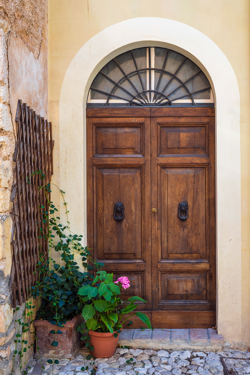 MAB-20220715-ITALY-UMBRIA-ORVIETO-DOORS-00027.jpg