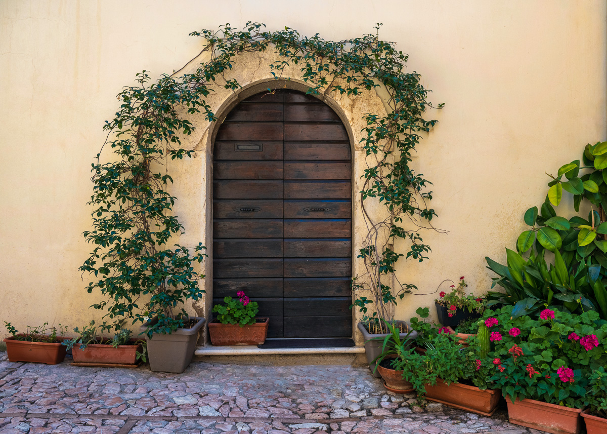 MAB-20220715-ITALY-UMBRIA-ORVIETO-DOORS-00036.jpg