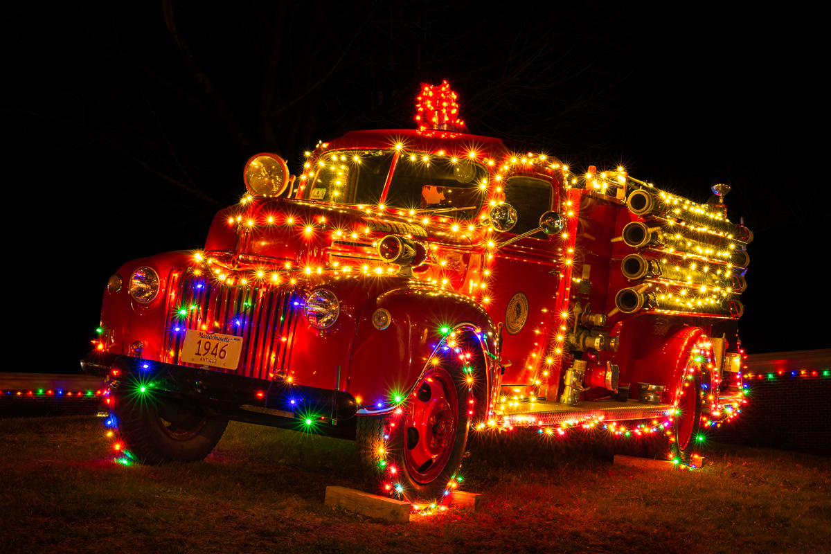 MAB-20211207-MA-EASTHAM-OLD-FIRETRUCK-DUSK-CHRISTMAS-26827.jpg