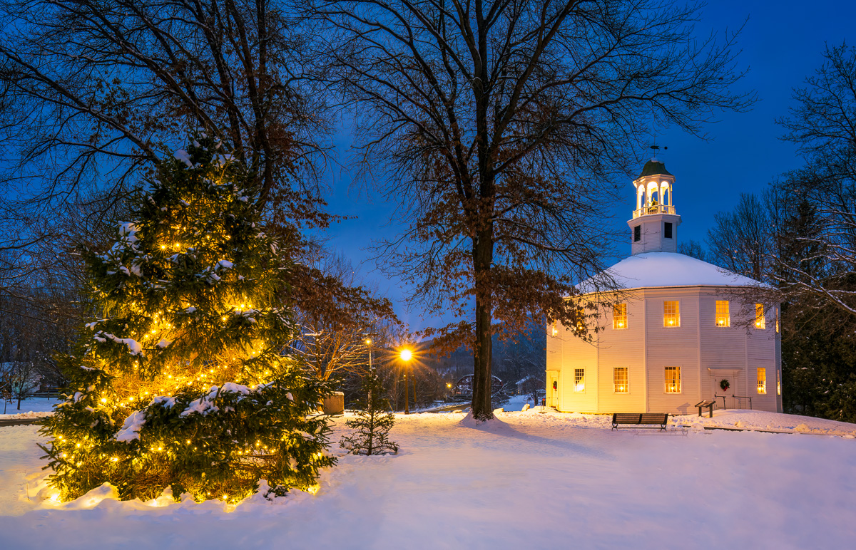 MAB-20221220-VT-OLD-ROUND-CHURCH-DUSK-CHRISTMAS-26027.jpg