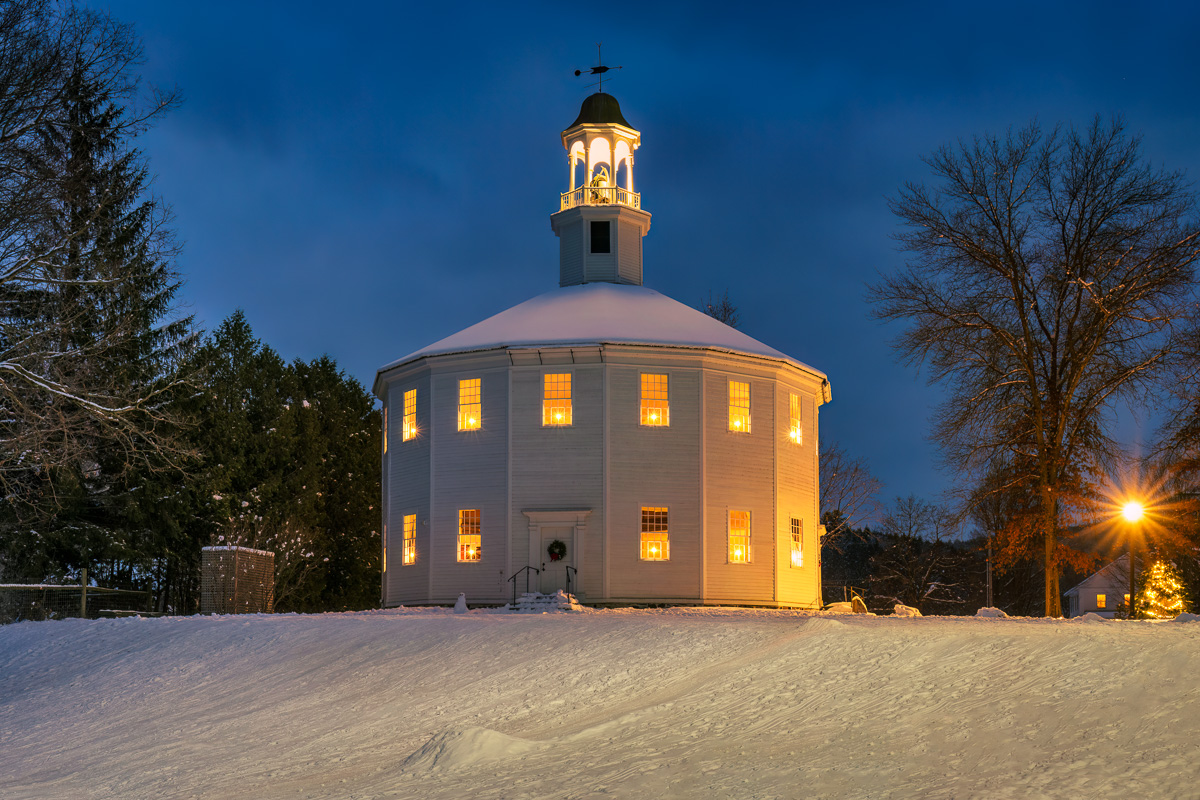 MAB-20221220-VT-OLD-ROUND-CHURCH-DUSK-CHRISTMAS-26035.jpg