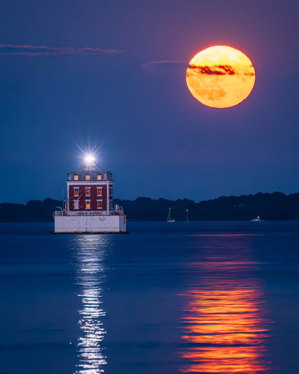 MAB-20230801-CT-NEW-LONDON-LEDGE-LIGHT-FULL-MOON-080105-NR.jpg