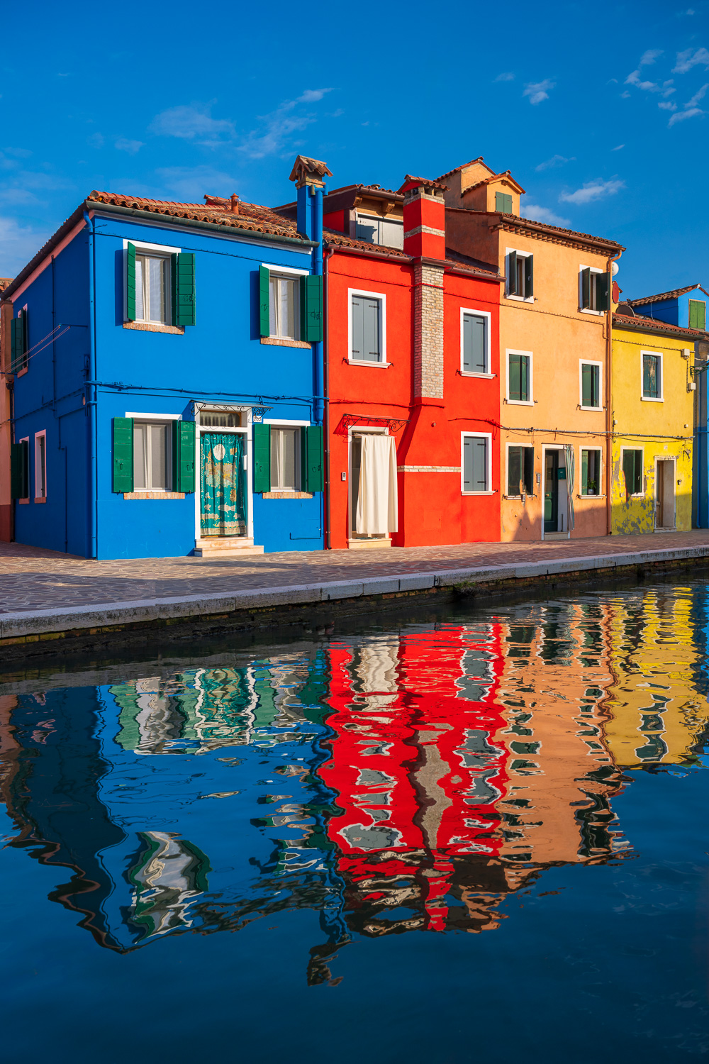 MAB-20241022-ITALY-BURANO-FACADE-REFLECTION-4404.jpg