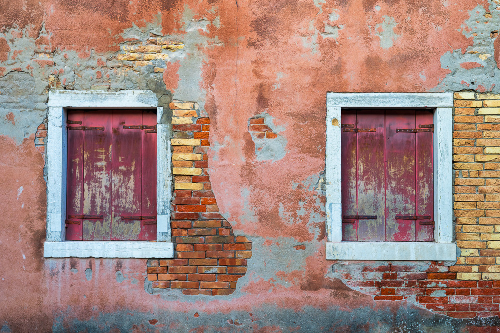 MAB-20241022-ITALY-MURANO-WINDOW-BRICK-4422.jpg